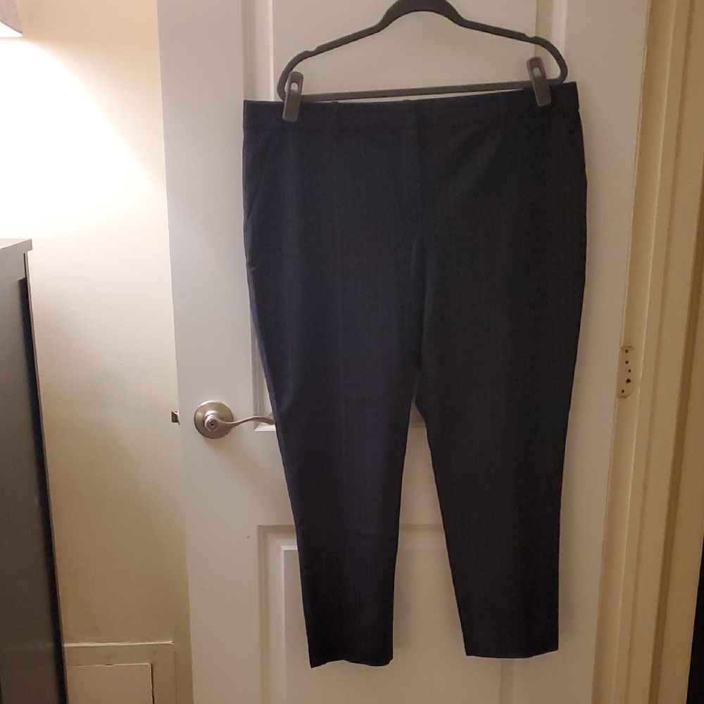 Theory Women's Cropped Ankle Pants in Navy